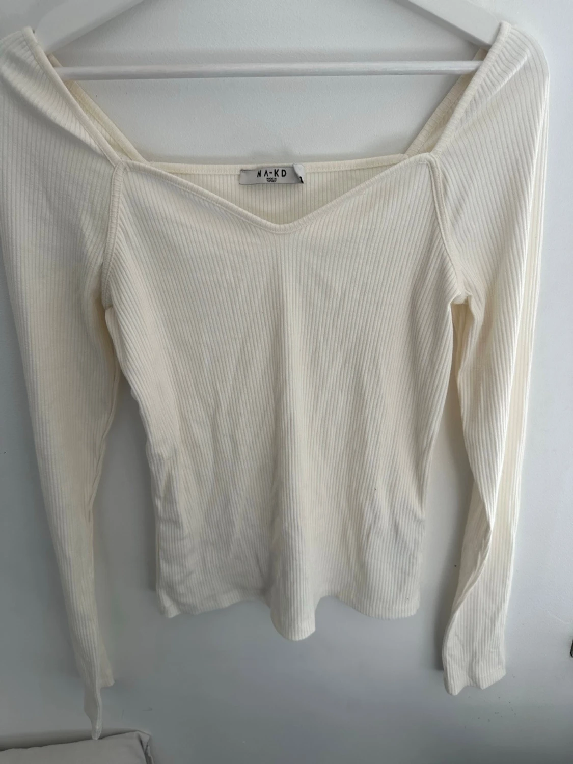 Vit ribbad topp från NAKD
