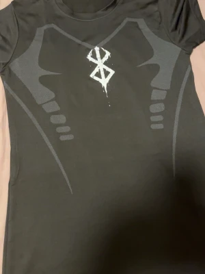 Berserk compression shirt  - Compression shirt inspererat av berserk, tshirten är helt ny ich tryckte på logan själv, mått och bilder finns i dm! Skickas inom en dag