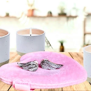 Söta vingformade studs med strass! - Söta silverfärgade, vingformade studs med strass. Mått: 1 x 1,5 cm. Oanvända. 