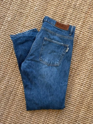 Blå Woodbird straight fit jeans - Väldigt snygga Woodbird jeans org pris på 1000kr vi säljer för 220kr väldigt fint skick:9/10.     Storlek: w31 L32