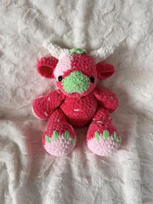 Virkad jordgubb kossa - Handvirkat gosedjur gjort av mjuk garn och bomull. Ca 35cm lång, ej lämplig för små barn 