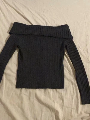 Mörkgrå off shoulder tröja H&M - Säljer en mörkgrå tröja. Stl 146-153. Aldrig andvän typ som ny. Pris kan diskuteras 