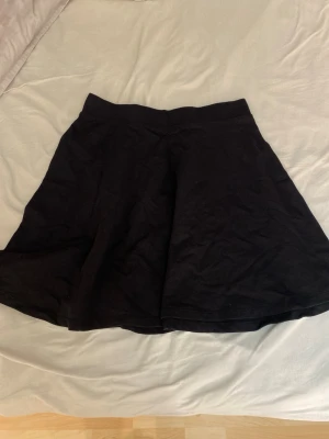 Svart kjol  - Säljer en svart kjol i storlek 158/164