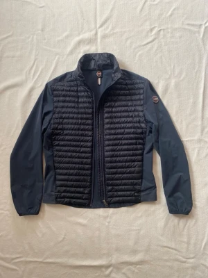 Colmar Jacka - Säljer en snygg jacka från Colmar i riktigt bra skick! Jackan är i tunt material runt armar i dun runt överkroppen, vilket gör den perfekt för våren! Med riktigt bra passform är den ett givet vardagsplagg. Vid intresse är det bara att höra av sig :)