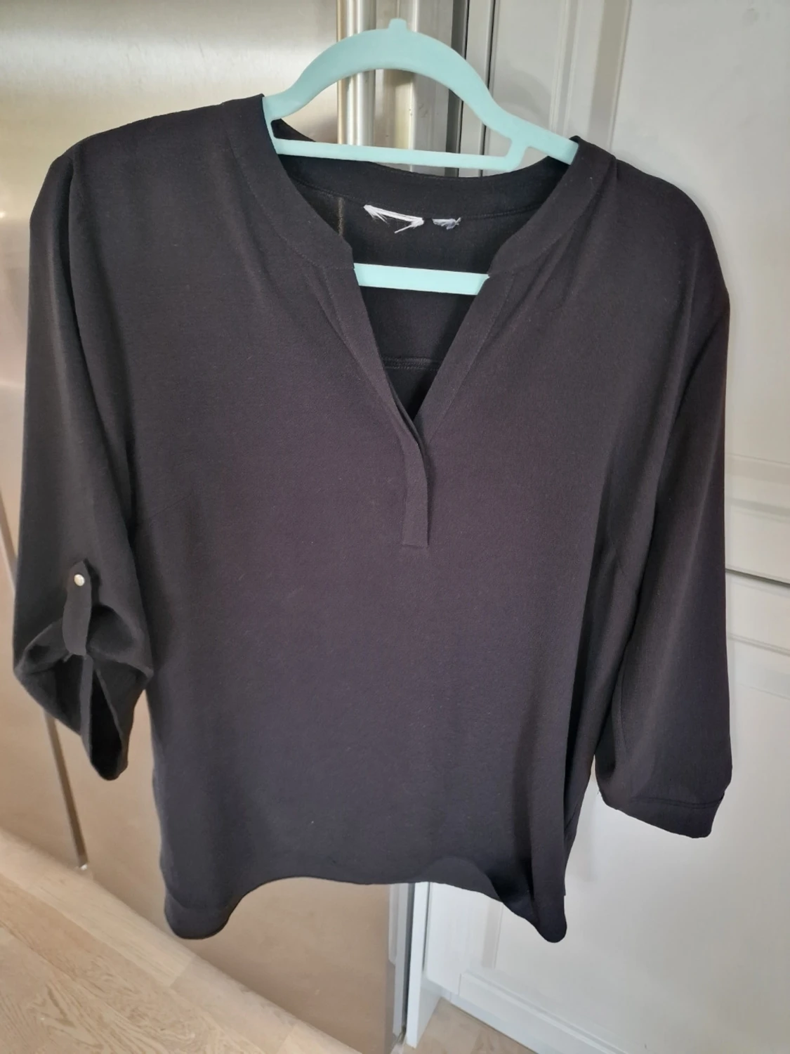 Svart blus med v-ringning - 4