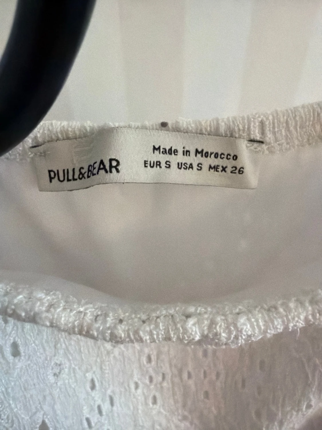 Vit somrig klänning med spetsdetaljer - 4