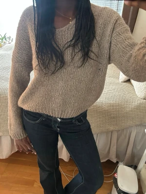 Beige stickad tröja  - beige stickad tröja med rund hals och långa ärmar. 