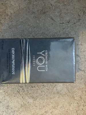 Emporio Armani Stronger With You Freeze - Emporio Armani Stronger With You Freeze är en parfym i en elegant grå och silverfärgad kartong med stilrena linjer och modern design. Flaskan innehåller 30 ml eau de toilette och har en exklusiv känsla som passar dig som gillar lyxiga dofter.