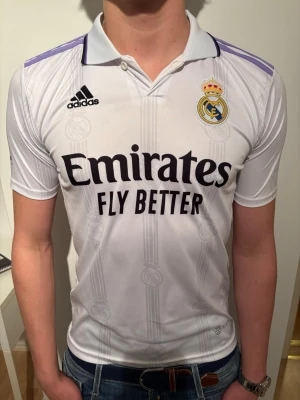 Real Madrid matchtröja Adidas - Rensar nu mina fotbollströjor i toppskick! Modellen på bilden är 184cm och väger 80kg. Bara att höra av sig vid minsta fundering! 