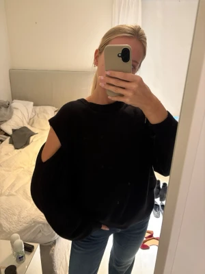 Svart sweatshirt med cut out-detaljer - Cool svart sweatshirt med öppna axlar. Storlek M från Zara, knappt använd!