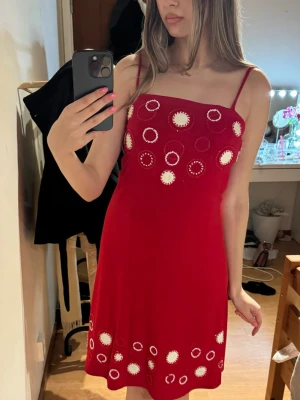 Vintage röd klänning  - Vintage röd klänning med tunna axelband och vita cirkelmönster upptill och nedtill. I super bra skick!💕 