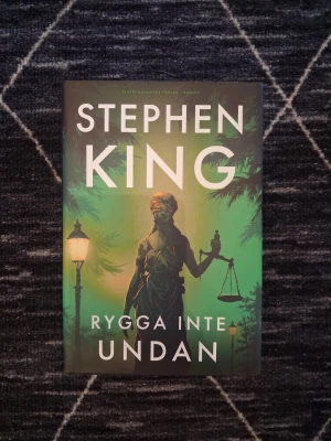 Rygg inte undan av Stephen King inbunden - En spännande roman av stephen king. Perfekt för dig som gillar thrillers och rättighetsdrama. Inbunden bok på svenska. Nypris 329kr