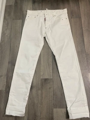 Vita dsquared2 jeans - Säljer ett par vita jeans från DSQ2. Stilrena och snygga, med slim fit som sitter bra och passar till det mesta ,enkla att matcha till både vardag och mer uppklätt.Säljs till bra pris-hör av dig vid intresse.