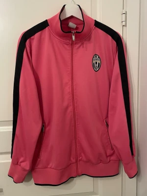 JUVENTUS FULLZIP - En otroligt fet tröja, sticker ut i mängden på ett bra sätt!! Passar flera tillfällen. Köp redan idag för och chocka alla där ute!