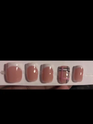 Press-on naglar med fransk och rutigt - Skriv gärna vid frågor eller beställningar, finns i alla storlekar och i kort eller medium längd!!💗💕Lim ingår och de är återanvändbara💖