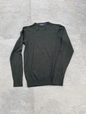 Långärmade tröjor  - Tja, säljer 2 stycken basic långärmade tröjor. Tröjorna är i bra skick och används sparsamt. Köper du en så är det 50 Kr för båda 90 kr 