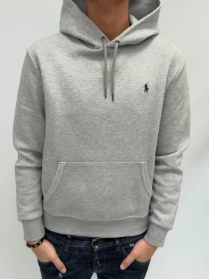 Polo Ralph Lauren hoodie grå  - Säljer denna Polo Ralph Lauren hoodien som är go till sommarn och våren skriv vid fler frågor måtten ser man på bilden 