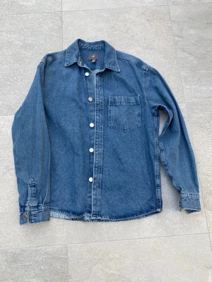 Jeans jacka  - Tja, jeans jacka som aldrig används, den är helt ny och skick 10/10. Hör av er för fler bilder eller några funderingar så ska jag se till att svara snabbt 