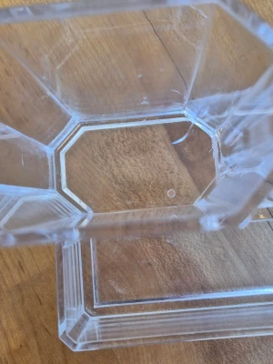 Smink bervarings låda - Praktisk sminkorganiserare med flera fack i olika storlekar. Perfekt för att hålla ordning på borstar, pennor och andra skönhetsverktyg på sminkbordet. Modern, kantig design som passar in i alla miljöer. Har en liten spricka(se bild) men ingen som syns eller påverkae när man har tex sminkborstar i den. Skriv för frågor 🌸