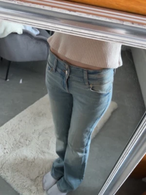 Bershka jeans  - Lågmidjade blå bootcutjeans ifrån Bershka med två knappar. Aldrig använda i strl 34! (Jag är 169cm för referens) 