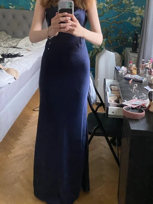 Marinblå balklänning i satin från Bubbleroom - Väldigt fin marinblå balklänning från bubbleroom. Använd en gång och säljer för att den inte kommer till användning. Den är i storlek 36 och är tillräckligt lång för mig som är 180cm. Priset går att diskutera och skriv för fler bilder!! Ordinarie pris 1200kr. 