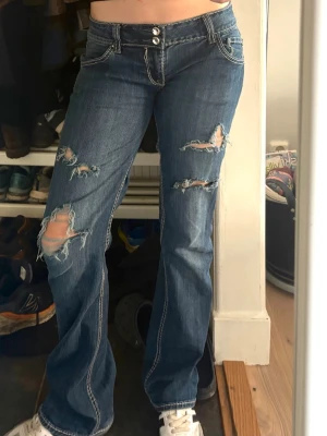 Lågmidjade bootcut jeans - Innerbenslängd: 80cm. Midjemått: 41cm. Jag har sytt dom lite mer lågmidjade men det är inget som syns (bild 5)🌸