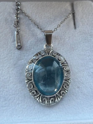 Handgjort "Glow in the Dark"-halsband i resin - Säljer ett unikt, egenformat halsband med en magisk blå lyster. Hänget har en vintage-inspirerad infattning som jag har fyllt med ett självlysande material och toppat med ett skyddande, glansigt lager resin (harts). Detta är ett one-of-a-kind smycke som verkligen sticker ut, speciellt när det blir mörkt då hela "stenen" lyser upp! Hänget lyser i mörker efter att ha varit en liten stund i vanligt dagsljus. 