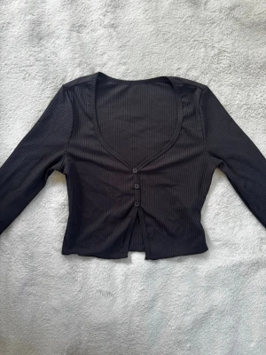 Magtröja med knappar - Magtröja med knappar från Shein i storlek M. Knapparna är dekorativa och går inte att knäppa upp.