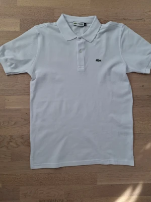 Lacoste Piké  - Vit Lacoste piké i storleken S. Den är helt ny aldrig använd. Meddela gärna om du är intresserad 