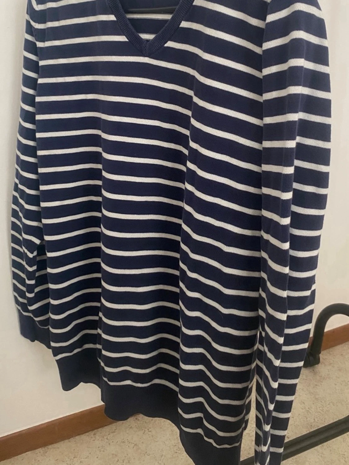 Randig marinblå tröja med V-ringning