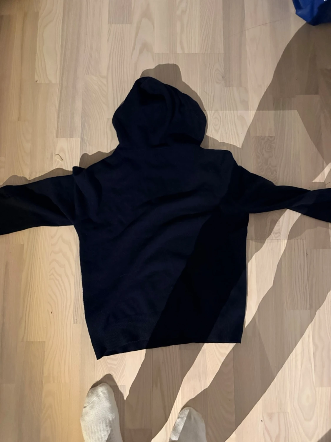 Mörkblå kashmir hoodie från sayless - 1