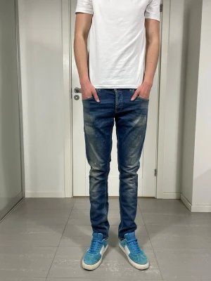 Dondup Jeans  - Säljer nu dessa Dondup Jeans med snygga slitningar och tvätt i populär design, skriv för fler bilder/frågor🙌🏼