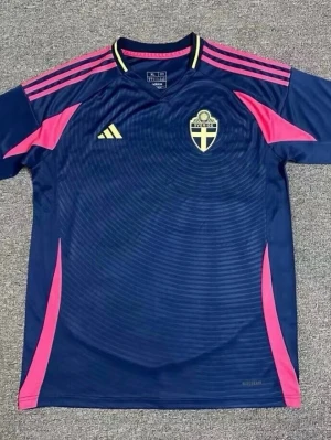 Blå Sverige matchtröja Adidas - Snygg blå matchtröja från Adidas med Sveriges landslagsemblem på bröstet. Tröjan har rosa detaljer på axlar och sidor samt gula Adidas-loggor. Tillverkad i lätt och ventilerande material, perfekt för fotboll eller träning. Du kan bestämma vilken storlek du vill ha!!! Tar ungefär 15-20 dagar för att tröjorna ska komma!!!