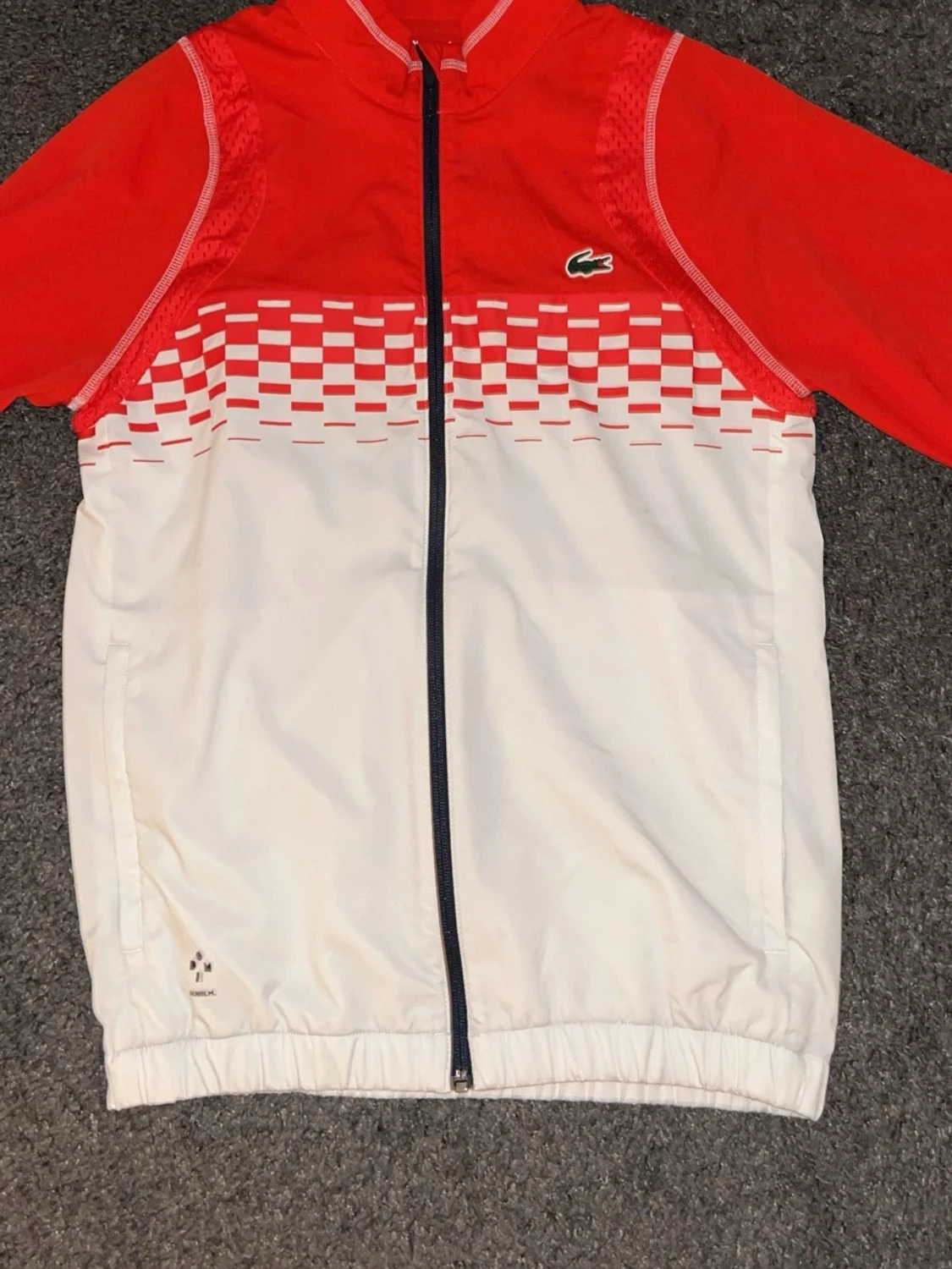 Rödvit vindjacka från Lacoste