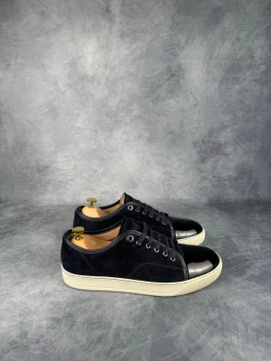 Lanvin DBB1 Cap Toe Sneaker - Skick: 9/10. | Ingår: endast skorna. | Nypris: +- 5200 SEK. | Storleken är UK8.