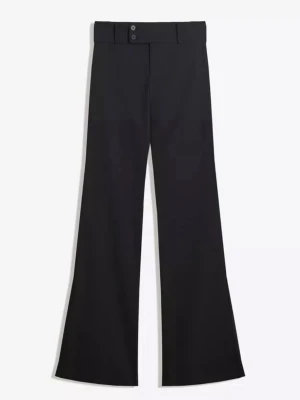 Svarta utsvängda kostymbyxor - Snygga svarta kostymbyxor med utsvängda ben och hög midja. Byxorna har två knappar framtill, bälteshällor och en ficka med knapp baktill. Perfekta för en clean och stilren look.