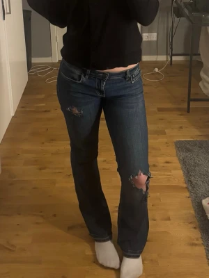 Mörkblåa jeans  från Zara - Skitsnygga lågmidjade mörkblåa jeans från Zara i storlek 38.