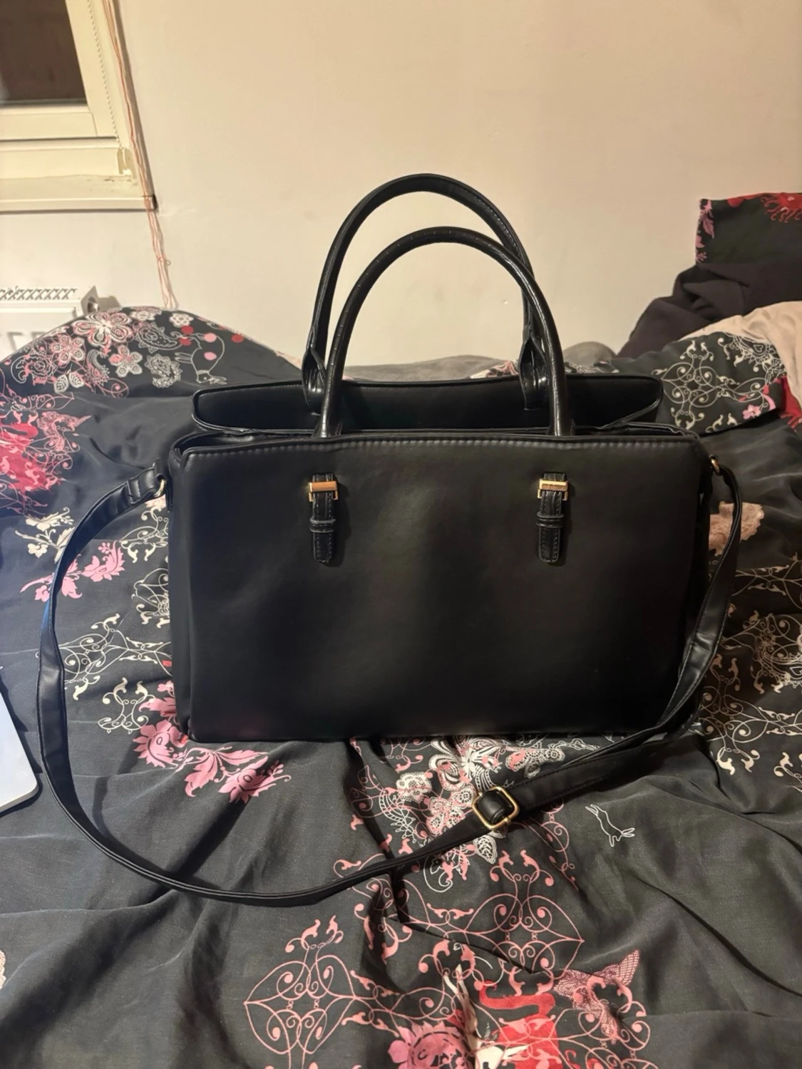 Svart stilren handväska med axelrem från London - 1