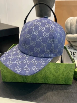 Blå Gucci keps - Snygg blå Gucci keps, fick den som present men den passar inte i min stil så jag tänkte sälja den då jag fick den som present. Original priset är runt 6000kr