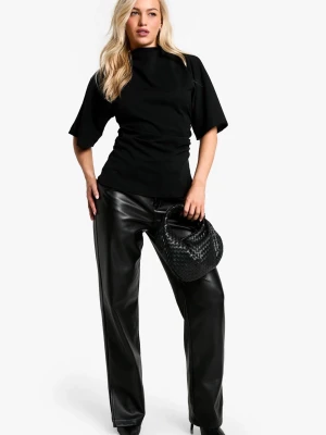 Svart topp med vida ärmar - Snygg svart topp med hög hals och vida, korta ärmar. Toppen har en rak passform och är tillverkad i ett mjukt material som ger en stilren look. Säljer pga av att den aldrig kommit till användning, storlek XS men funkar även på S. Nypris 370:-💕