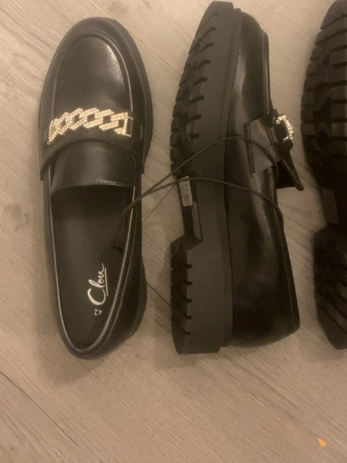 Svarta loafers med kedjedetalj