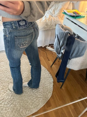 Victoria Beckham jeans  - Snyggaste Victoria Beckham jeansen, bootcut och Lågmidjade. Tror dom är storlek 26. Innerbenslängd 76cm och midjemått 32. Kommer inte gå ner i pris 🥰