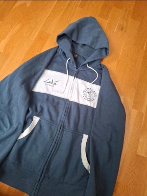 Gymshark Luxe Hoodie  - Säljer Gymshark Luxe hoodie I Storlek S. Skicket är bra dock är det ett litet hål (som på bilden) men de syns inte vid användning!