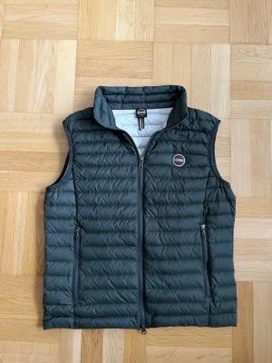 Helt Ny Colmar Väst - Märke: Colmar, Storlek: 48 (=S), Skick: Nytt, Färg: Mörkgrön. Sjuk steal då nypris ligger på 2999kr. Vid frågor eller funderingar är det bara att höra av sig! 😁