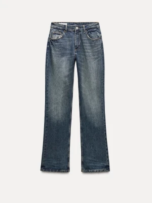 Blå raka jeans från Zara - Jätte fina jeans i perfekt mörk blå tvätt. Mid waist och bra i längden på mig som är 173 cm!