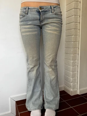 Ljusblå bootcut jeans från Cheap Monday - Säljer ett par ljusblå bootcut jeans från Cheap Monday. Jeansen har en patch med logga bak på linningen och är tillverkade i mjuk denim med lite stretch. Perfekta för en avslappnad och trendig look. Skriv ifall frågor. Storlek 28/30