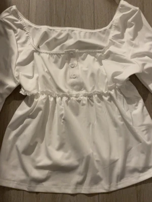 Vit blus - Säljer en vit blus, perfekt till våren/sommaren. Storlek XL men passar M-L. Aldrig använt💗