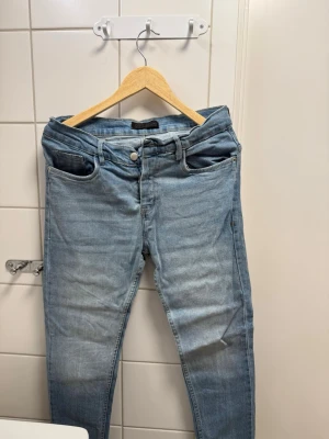 Ljusblå skinny jeans från City Jeans - Snygga ljusblå slim fit jeans från City Jeans med klassisk femficksdesign och en liten patch på ena bakfickan. Jeansen har en något tvättad look och är tillverkade i ett mjukt denimtyg med stretch för extra komfort.
