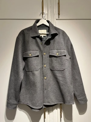 Overshirt- Gant - En grå overshirt från Gant. Storlek: L. Aldrig använd.