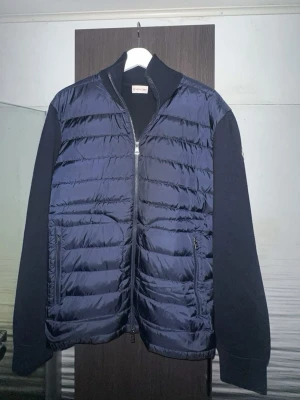Moncler Cardigan 2024 - Monc Cardigan 2024 Modell  9.5/10 Nyskick  XL, Sitter som L/M Navy